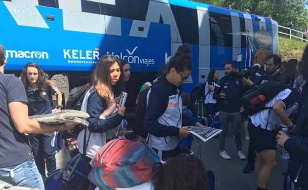 Reparto de ejemlares de DV a las jugadoras de la Real. 