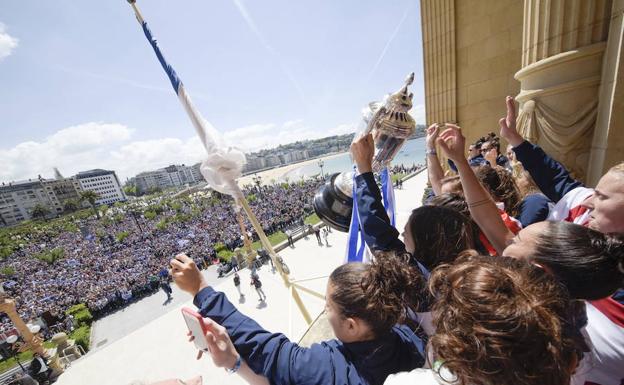Las jugadoras de la Real Sociedad celebran el título en el Ayuntamiento de San Sebastián.
