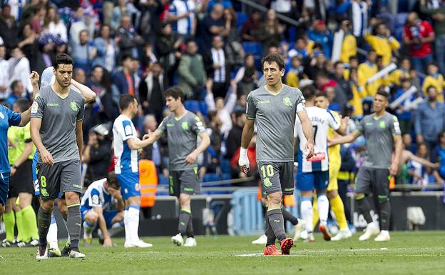 Merino, Aritz, Oyarzabal y Héctor Moreno expresan su decepción al final del partido tras la derrota sufrida el sábado ante el Espanyol.