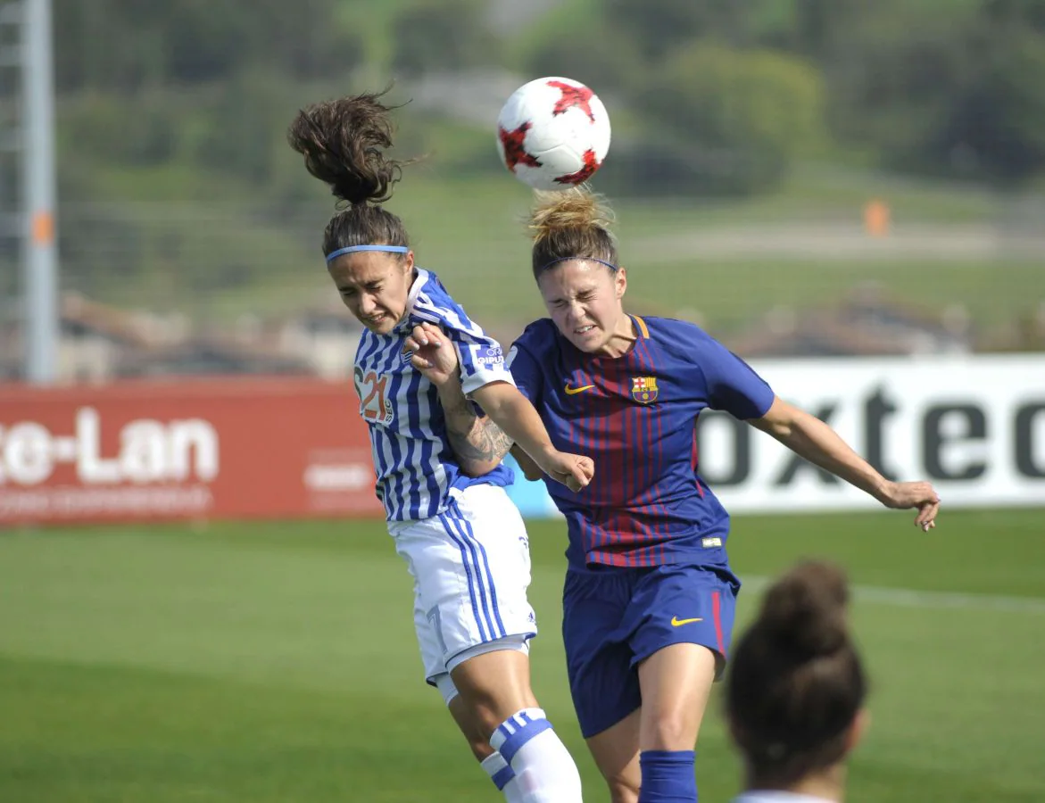 Nahikari pugna por un balón ante una jugadora del FC Barcelona en el encuentro de la temporada 2017/2018 en Zubieta