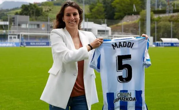 Maddi Torre, con la camiseta de la Real Sociedad. 