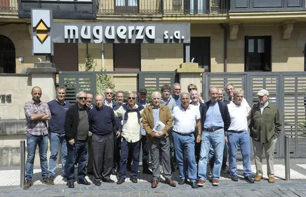 La asociación de veteranos de la Real, ayer en la sede de Ascensores Muguerza. 