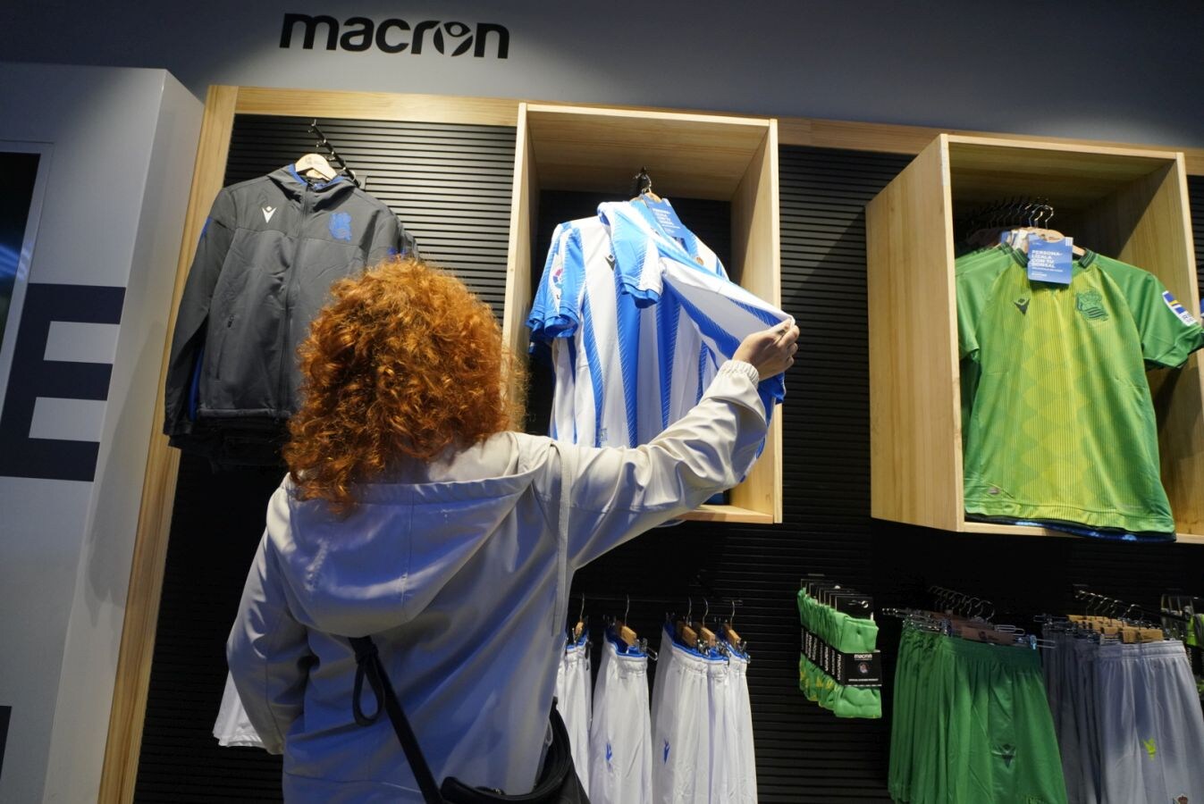 La Real pusó a la venta este viernes las camisetas de la próxima temporada. No ha habido el exito de otras veces, ya que la mayoría de los años ha sido sábado el día del lanzamiento. Pero los txuri-urdin que se han acercado a la tienda se han marchada satisfechos con las nuevas camisetas.