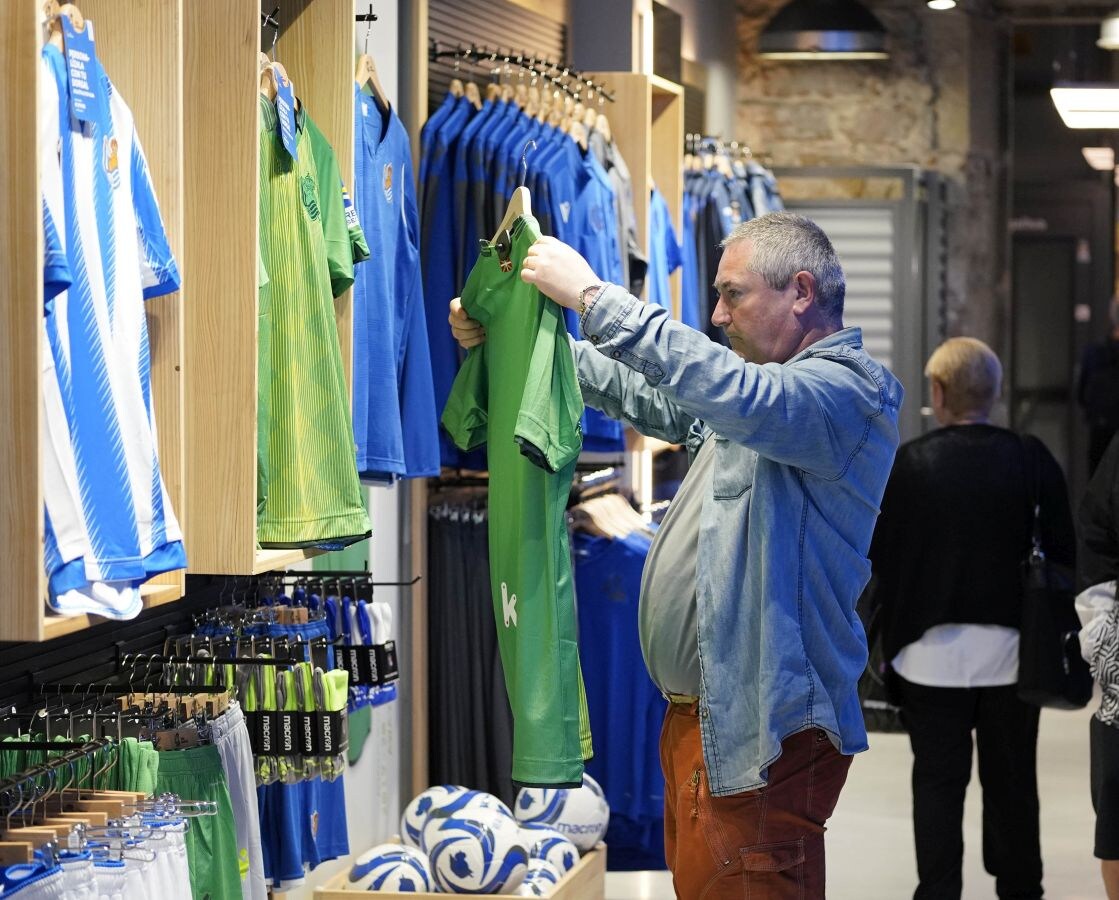 La Real pusó a la venta este viernes las camisetas de la próxima temporada. No ha habido el exito de otras veces, ya que la mayoría de los años ha sido sábado el día del lanzamiento. Pero los txuri-urdin que se han acercado a la tienda se han marchada satisfechos con las nuevas camisetas.