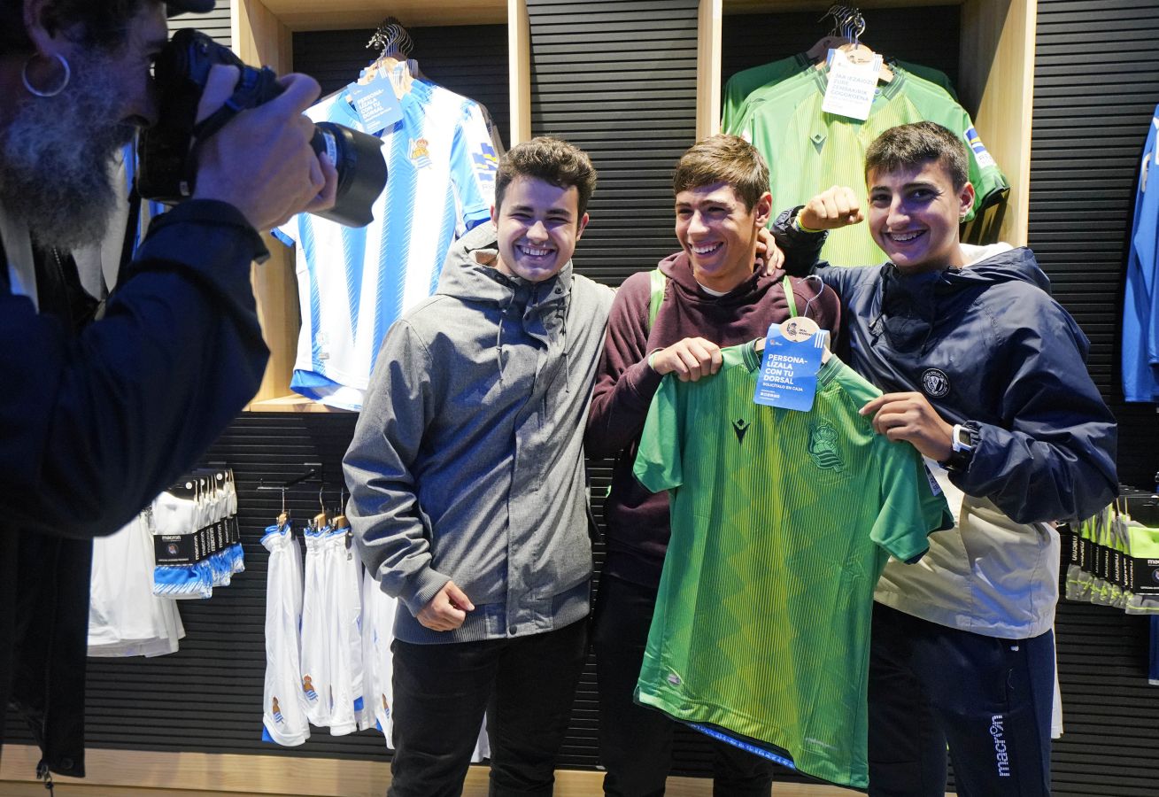 La Real pusó a la venta este viernes las camisetas de la próxima temporada. No ha habido el exito de otras veces, ya que la mayoría de los años ha sido sábado el día del lanzamiento. Pero los txuri-urdin que se han acercado a la tienda se han marchada satisfechos con las nuevas camisetas.