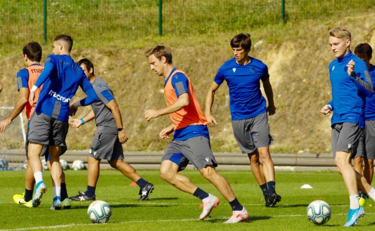 Nacho Monreal, en la imagen durante el entrenamiento de ayer junto a Januzaj, Le Normand y Odegaard, debutará hoy con la Real. 