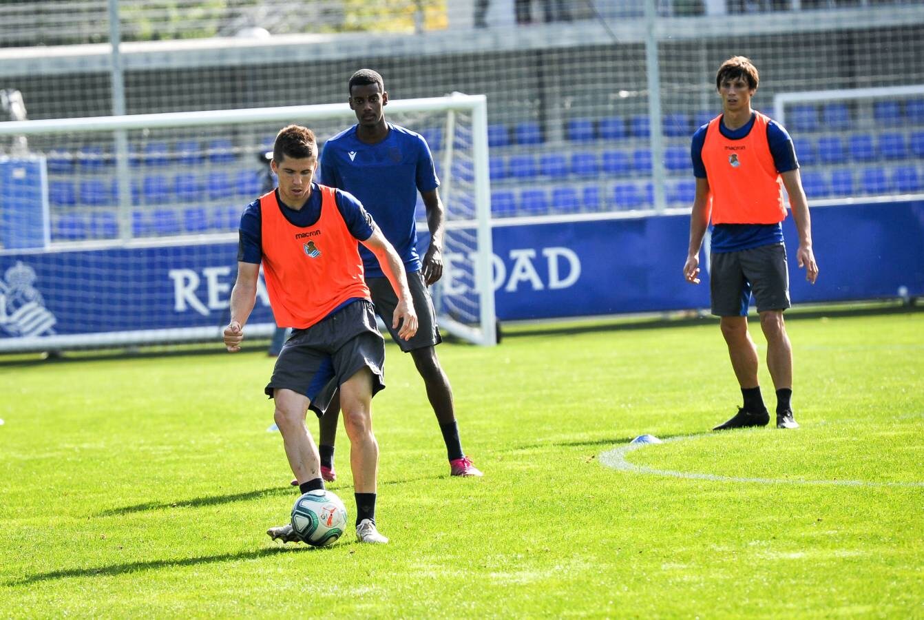 El equipo de Imanol Alguacil ha completado en Zubieta el primer entrenamiento de la semana. La novedad ha sido el regreso de Sagnan. 