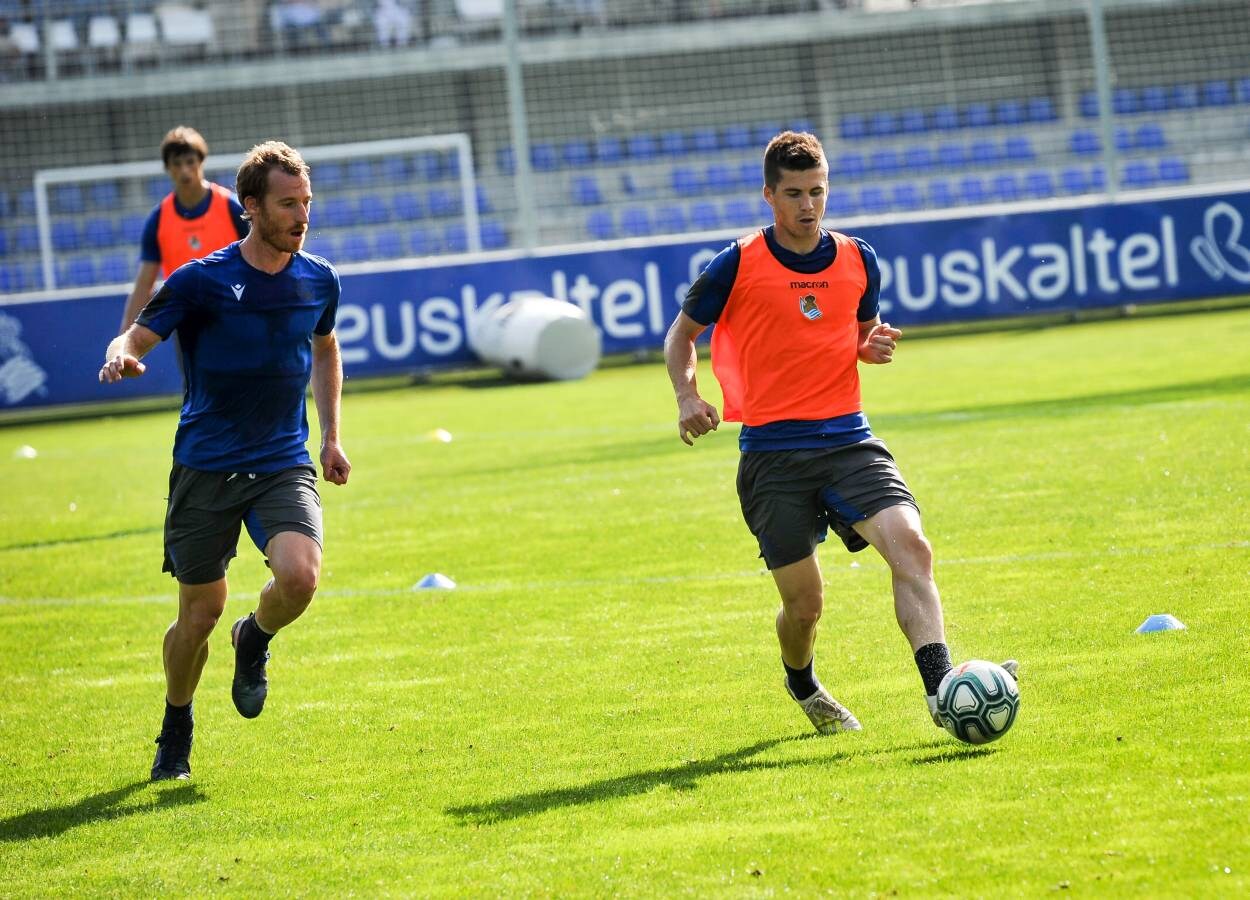 El equipo de Imanol Alguacil ha completado en Zubieta el primer entrenamiento de la semana. La novedad ha sido el regreso de Sagnan. 