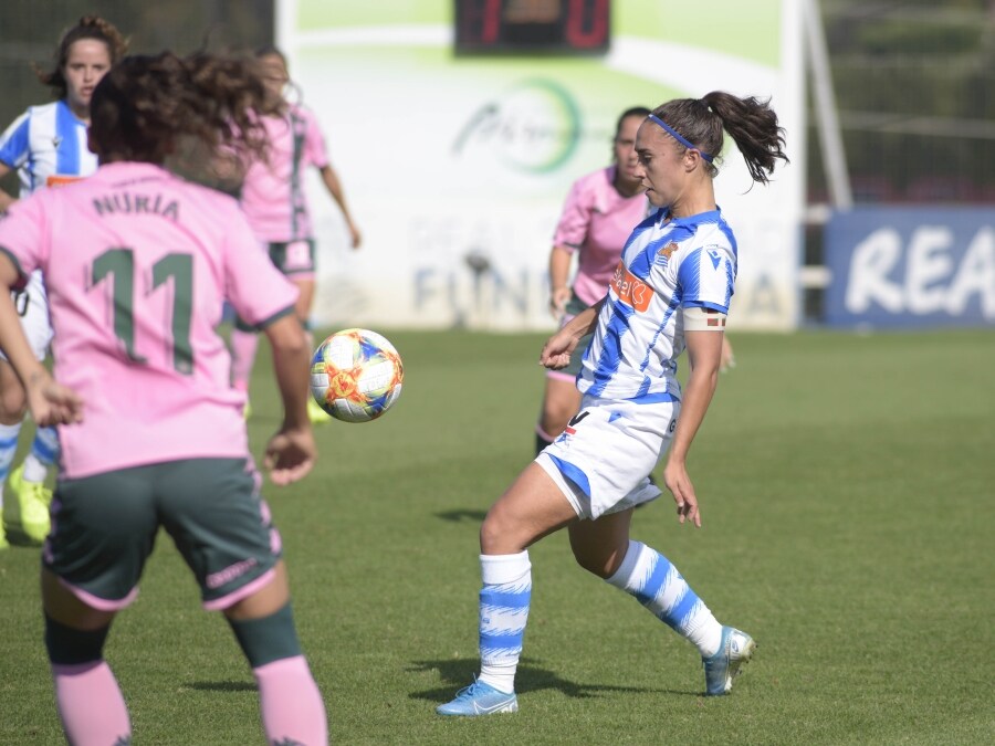 Dos goles de Nahikari han sido suficientes para sumar los tres primeros puntos de la temporada que, unidos a los dos empates de las primeras jornadas, aúpan al conjunto txuri-urdin hasta la séptima plaza de la tabla. 