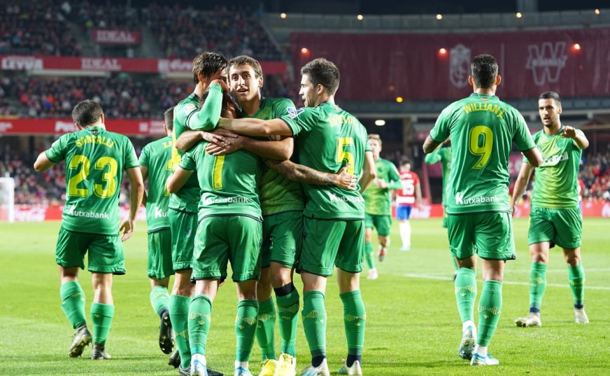 Jugadores de la Real celebrando el segundo gol de Portu. 