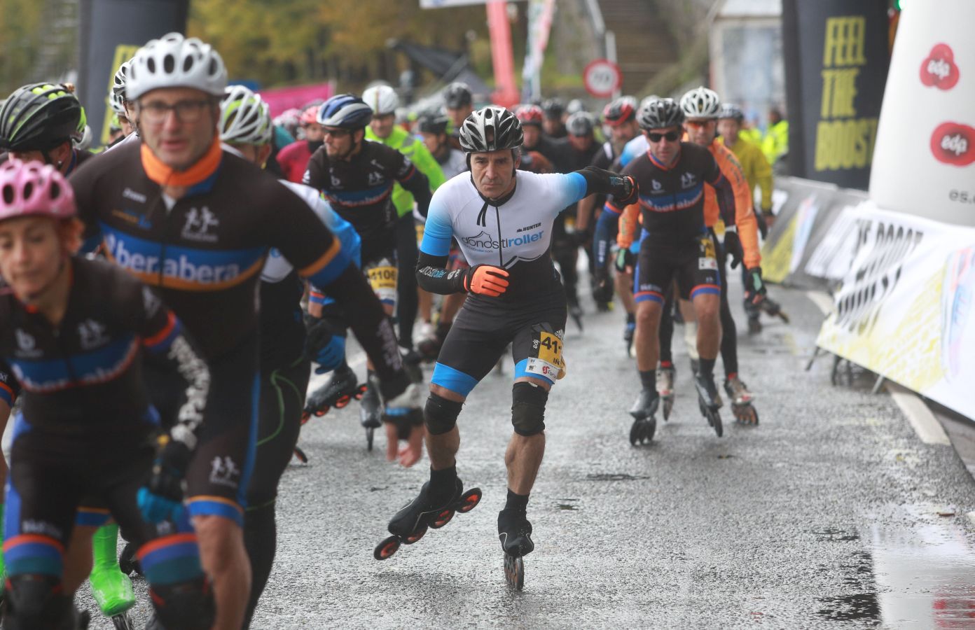 La lluvia, protagonista en la salida de esta carrera popular en la que Gebrselassie se ha dejado ver. 