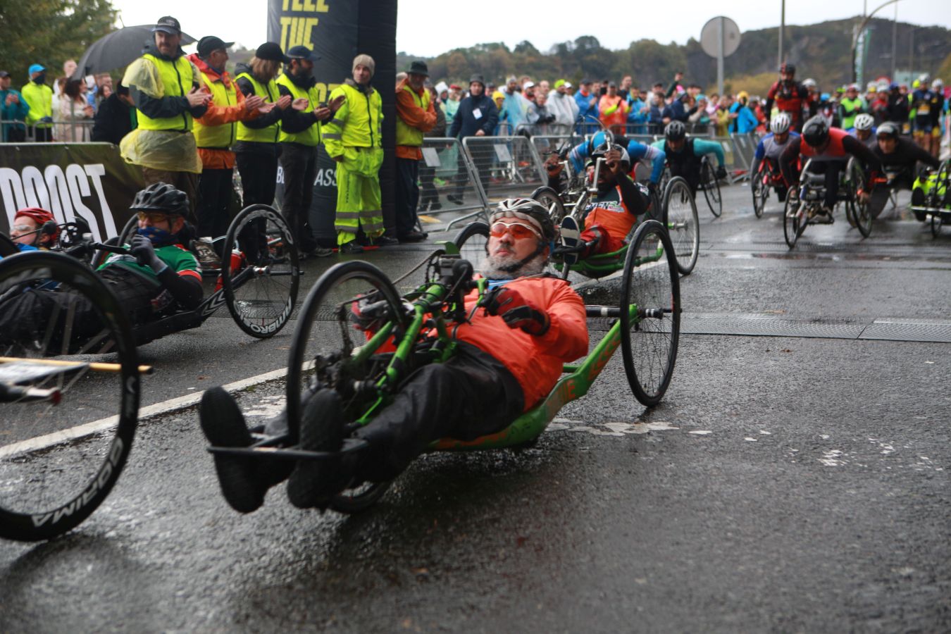 La lluvia, protagonista en la salida de esta carrera popular en la que Gebrselassie se ha dejado ver. 