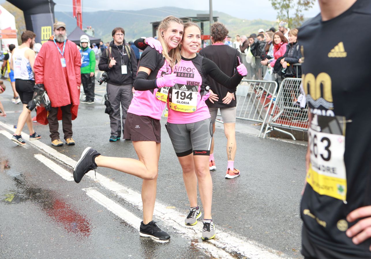 La lluvia, protagonista en la salida de esta carrera popular en la que Gebrselassie se ha dejado ver. 