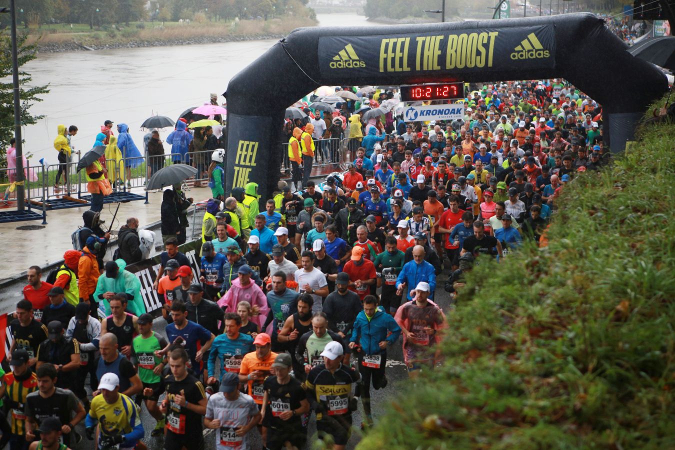 La lluvia, protagonista en la salida de esta carrera popular en la que Gebrselassie se ha dejado ver. 