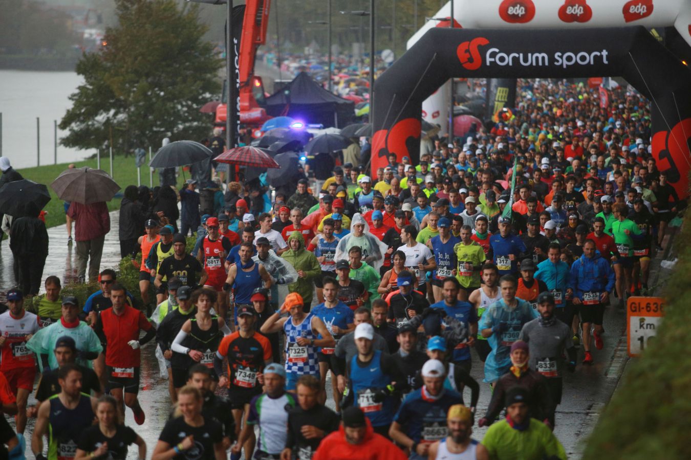 La lluvia, protagonista en la salida de esta carrera popular en la que Gebrselassie se ha dejado ver. 