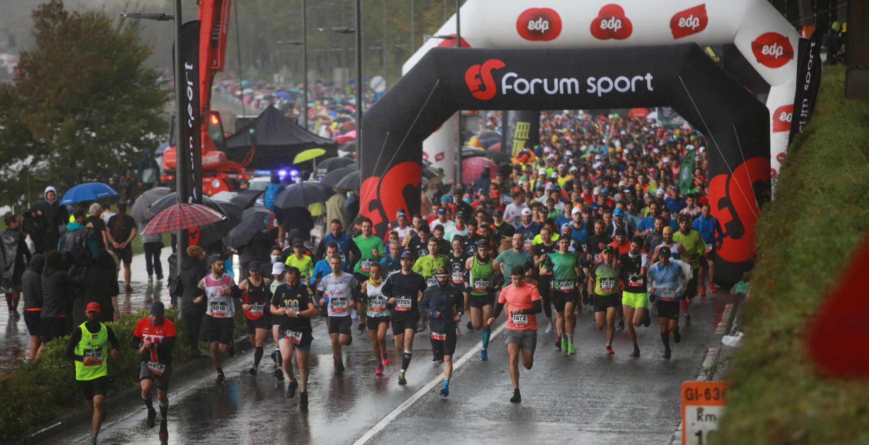 La lluvia, protagonista en la salida de esta carrera popular en la que Gebrselassie se ha dejado ver. 