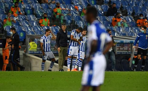 Guevara, Willian José y Portu se disponen a entrar al terreno de juego en la segunda parte del partido ante el Valencia, con Isak en primer plano. 