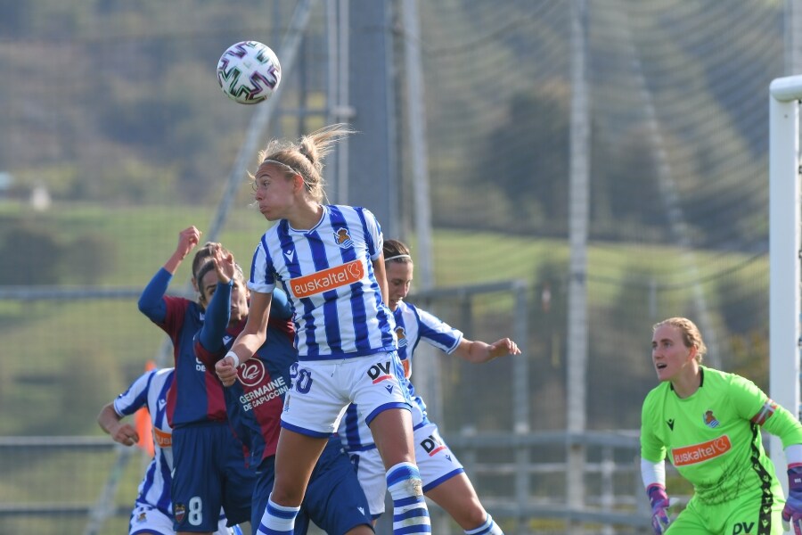 La Real Sociedad femenina ha ganado esta mañana al Levante por 3-2 en Zubieta después de culminar la remontada con un gol de Cecilia en el minuto 89. 