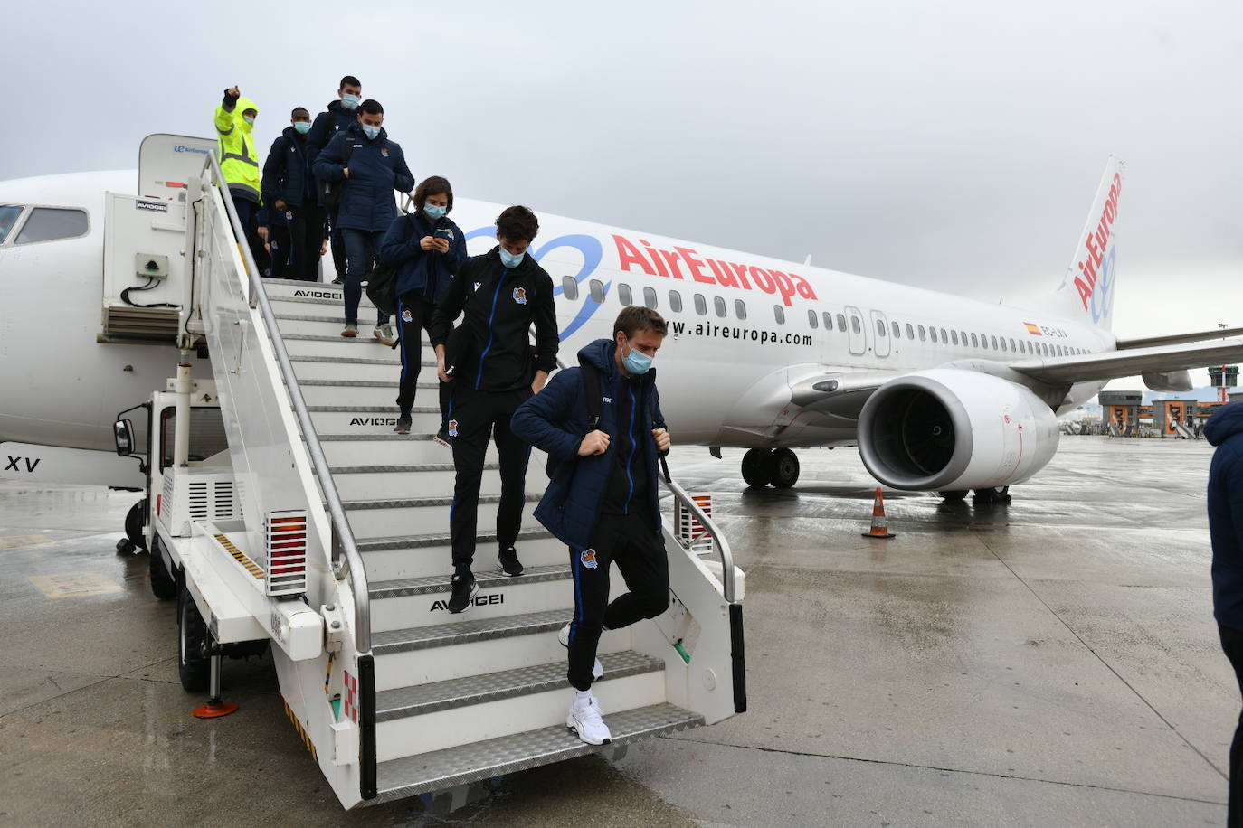 La expedición de la Real Sociedad ya se encuentra en tierras italianas tras despegar esta mañana del aeropuerto de Pamplona con la ausencia de dos de sus estrellas: Silva y Oyarzabal