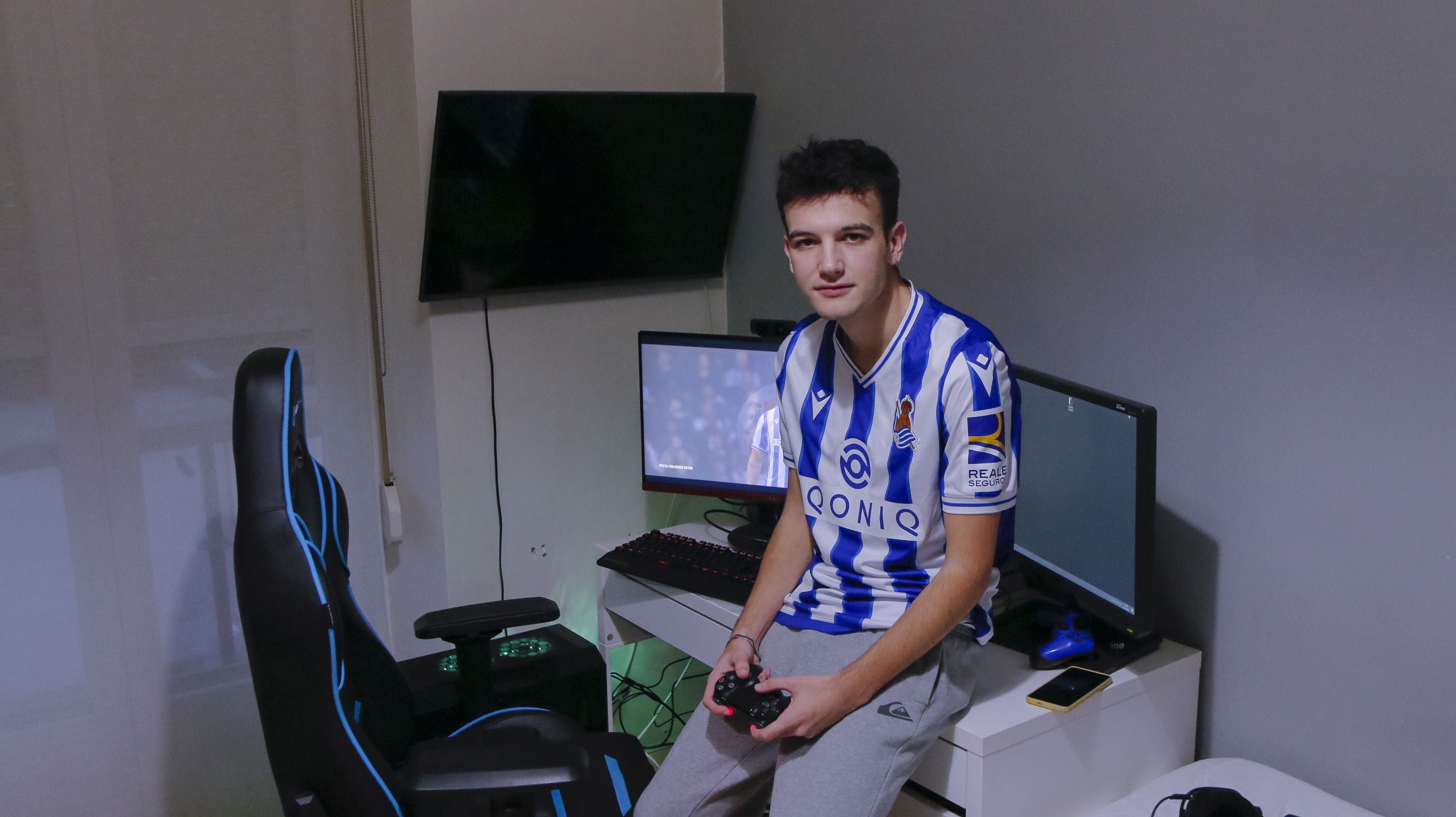 Fotos: Ander Hipólito y Yeray Zaballos representan a la eal Sociedad en el campeonato de eSports que organiza LaLiga