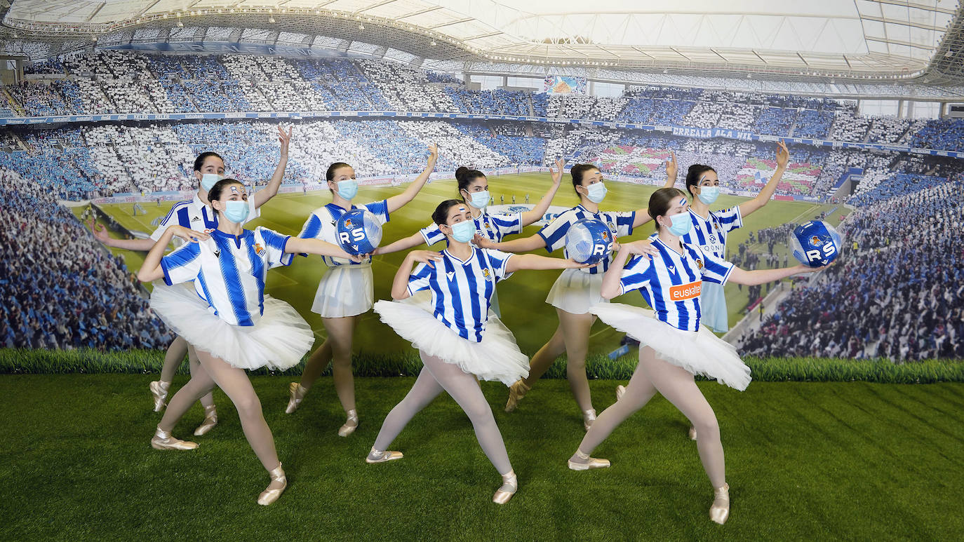 Bailarinas de danza animan a los txuri-urdines. 