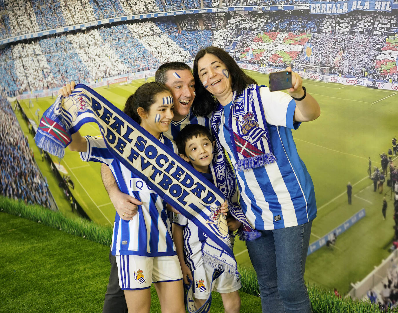 Maider, Oskar, Julen y Ainara muestra todo su apoyo a la Real Sociedad. 