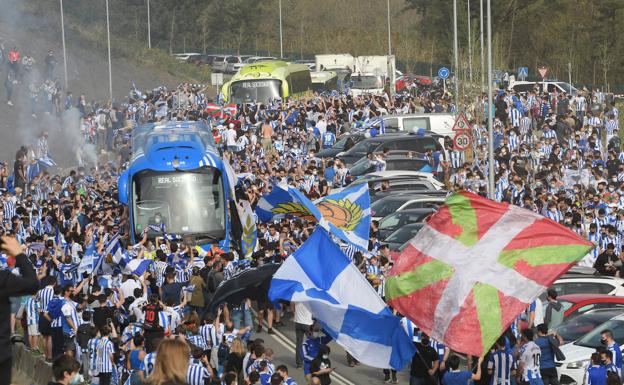 Final de Copa: Miles de personas se agolpan para despedir a la Real en Zubieta y se desbordan las medidas anticovid