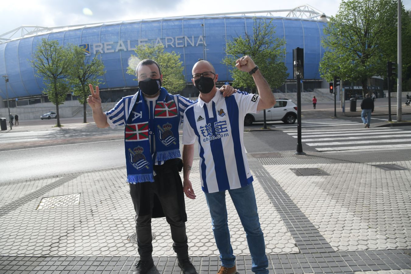 Multitud de aficionados han salido a la calle luciendo los colores de la Real Sociedad en un día que puede ser histórico