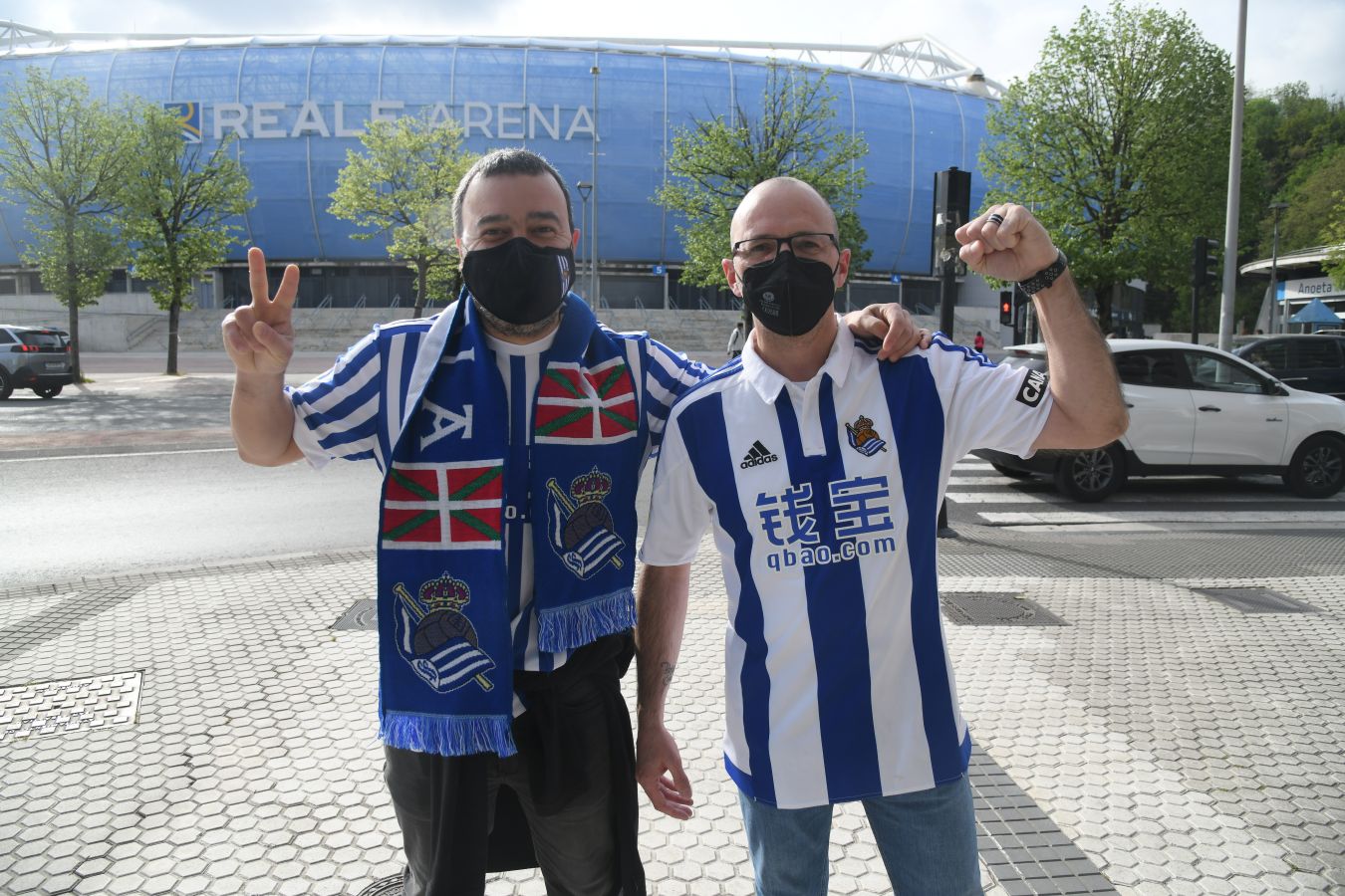 Multitud de aficionados han salido a la calle luciendo los colores de la Real Sociedad en un día que puede ser histórico