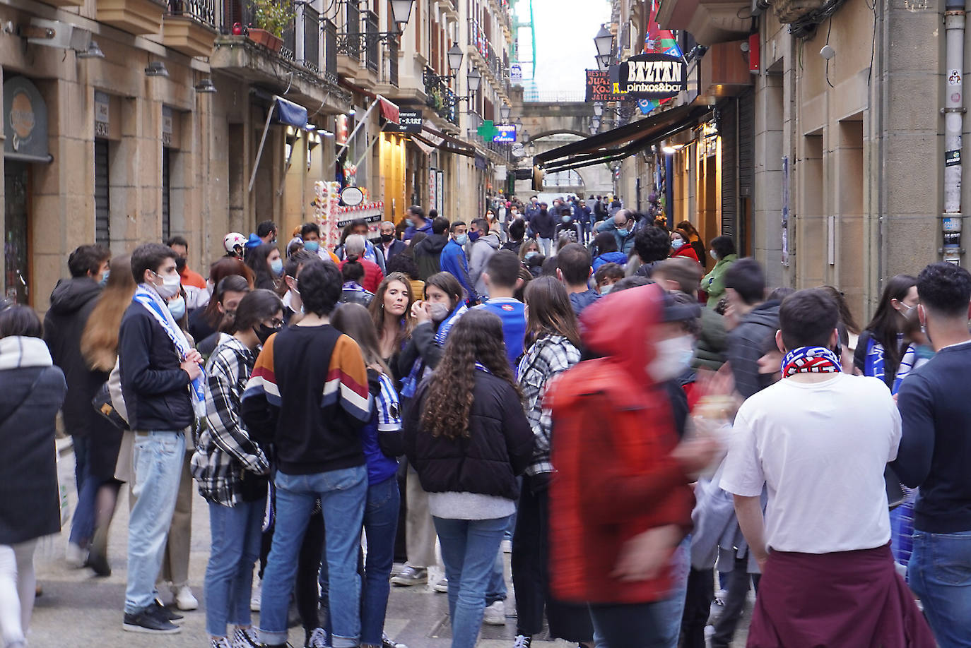 El domingo es txuri-urdin en Donostia.