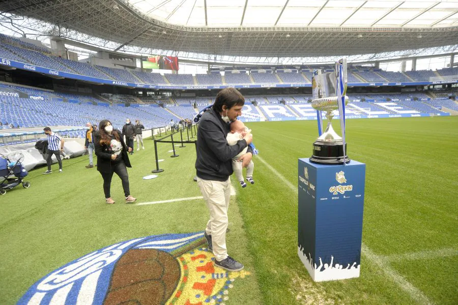 Centenares de aficionados la Real Sociedad tienen la oportunidad de fotografiarse con el trofeo de la Copa durante los póximos días en el Real Arena 