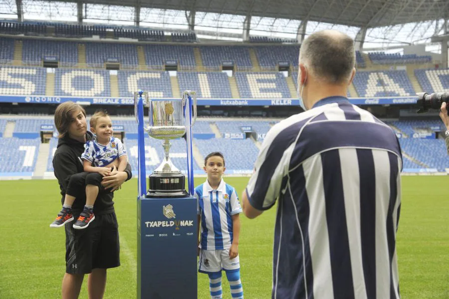 Centenares de aficionados la Real Sociedad tienen la oportunidad de fotografiarse con el trofeo de la Copa durante los póximos días en el Real Arena 