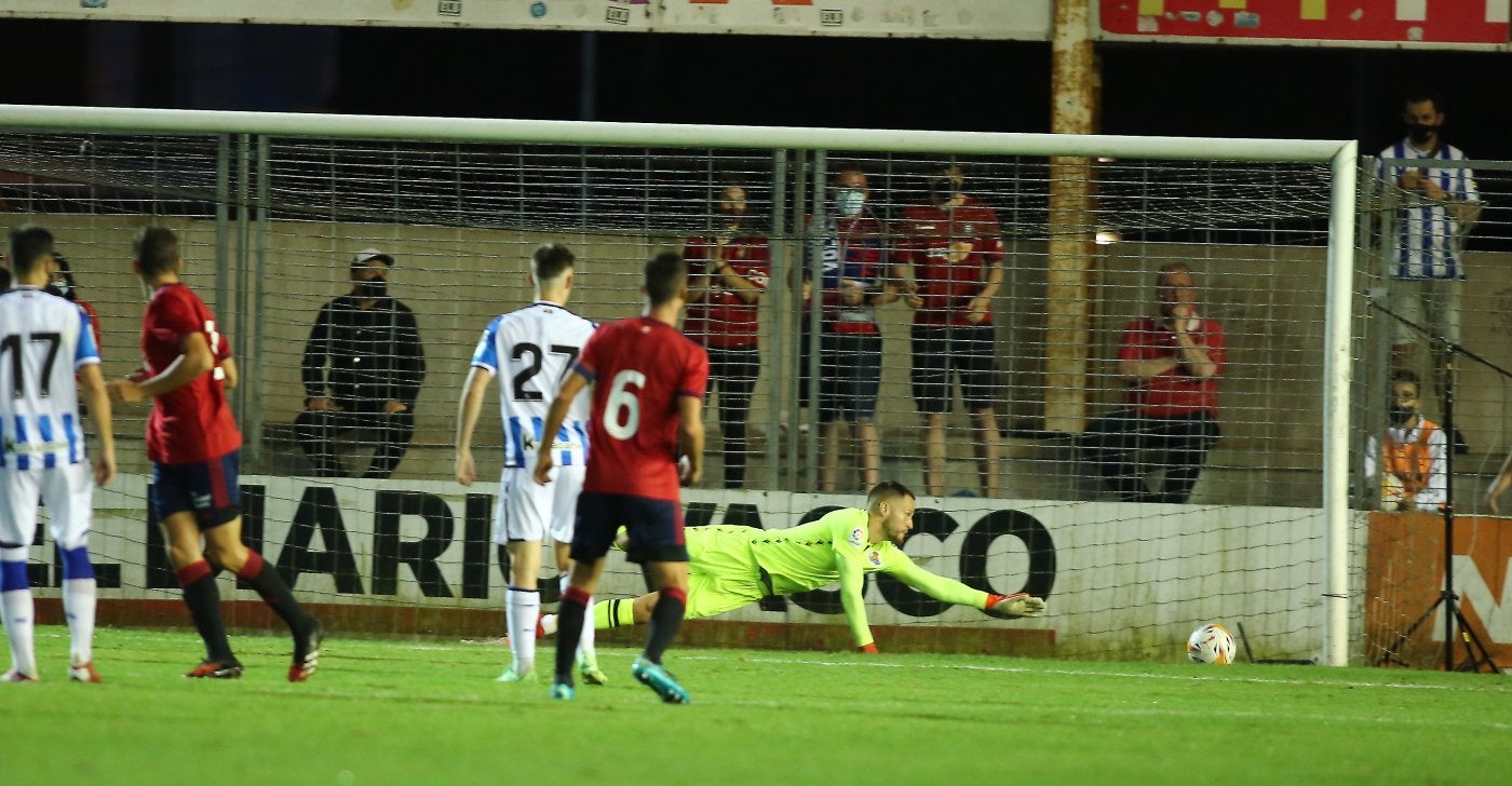 Remiro observa impotente uno de los goles de Osasuna anoche en Gal. 