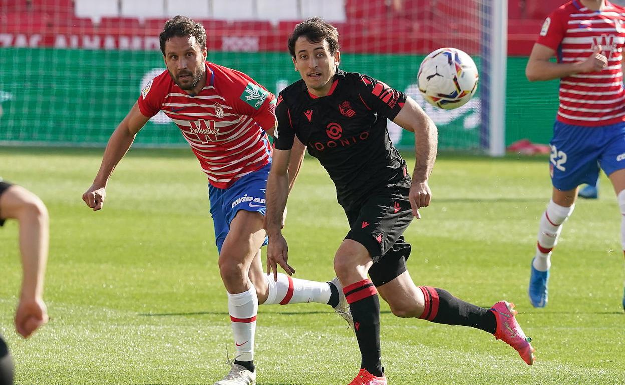 Oyarzabal disputa un balón en Los Carmenes la pasada temporada. 