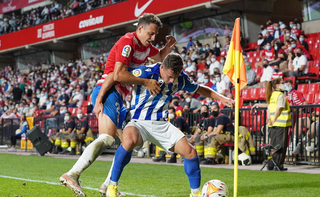 Valera protege el balón ante la presión de Arias, junto al banderín de córner.