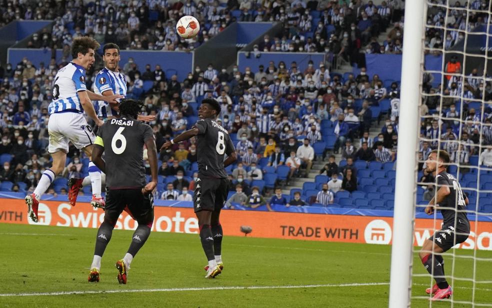 Mikel Merino supera la marca de Disasi y cabecea el balón que se convertiría en el gol del empate. Aritz Elustondo también buscaba el remate . 