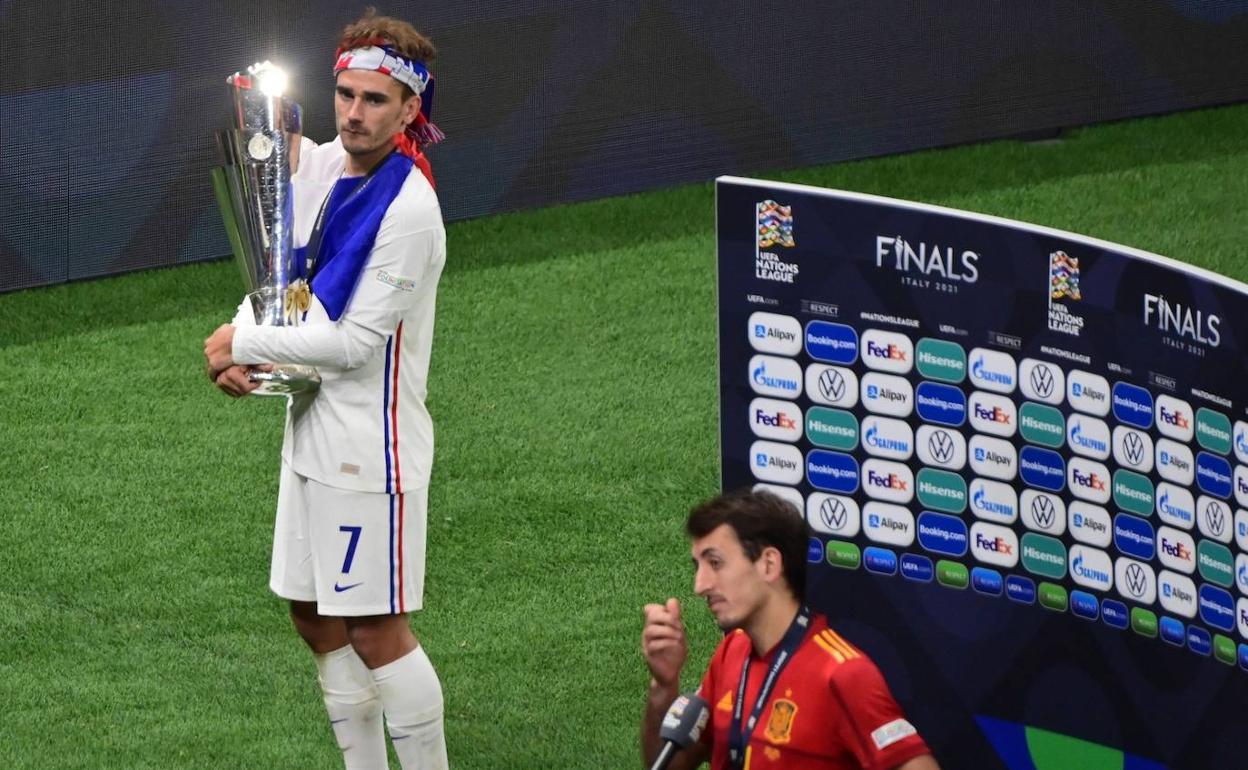 Antoine Griezmann espera a Mikel Oyarzabal para comparecer ante los medios con la copa de campeones de la Nations League.