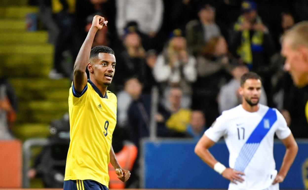 Isak celebra el gol que marcó ante Grecia.