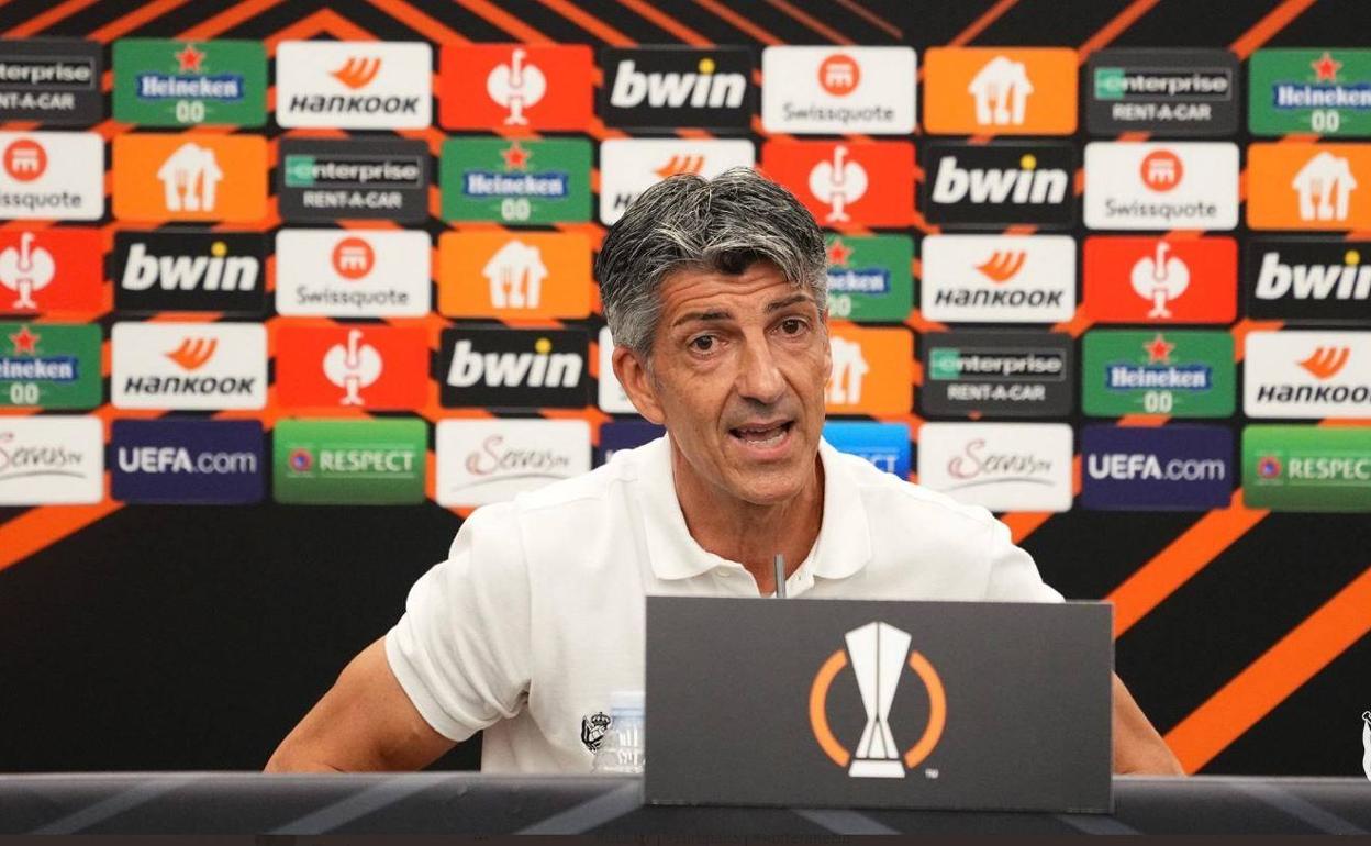 El entrenador de la Real Sociedad, Imanol Alguacil, durante la rueda de prensa en Graz.