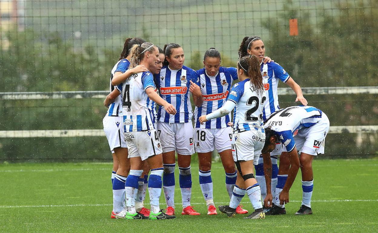 Las jugadoras de la Real celebran un gol en Zubieta. 