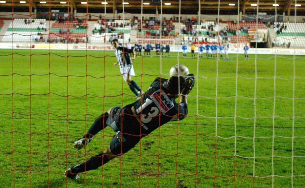 Agirretxe lanza el penalti que paró José Luis y después pegó en el larguero.