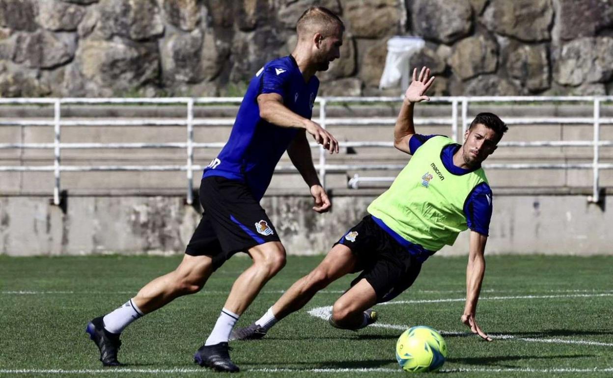 Arambarri juega ante Javi Mortón durante un entrenamiento en Zubieta. 