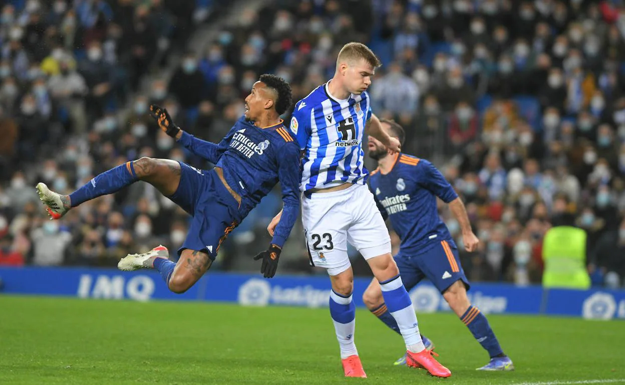 Sorloth disputa un balón con Militao. 