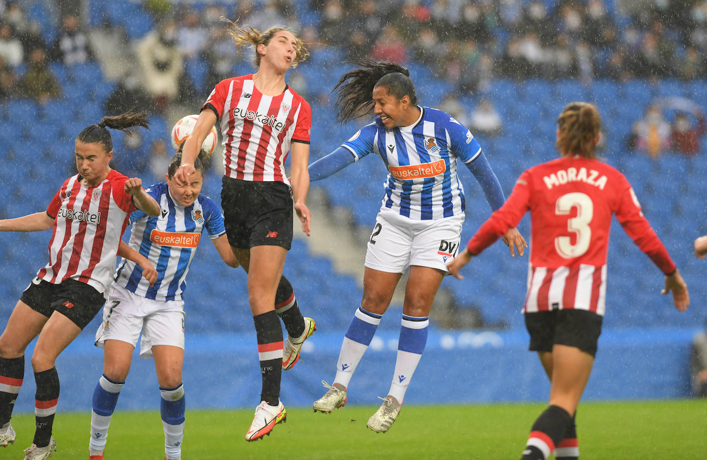 Fotos: Un misil de Nerea catapulta a la Real Sociedad en el derbi