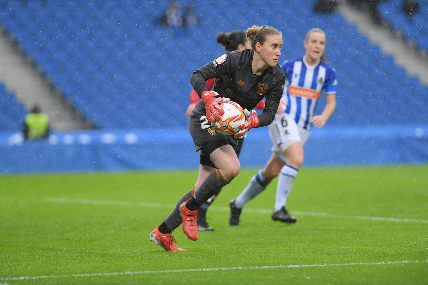 Fotos: Un misil de Nerea catapulta a la Real Sociedad en el derbi