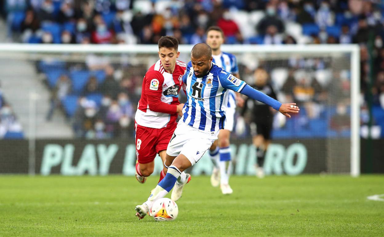 Rafael Alcántara protege un balón ante Fran Beltrán.