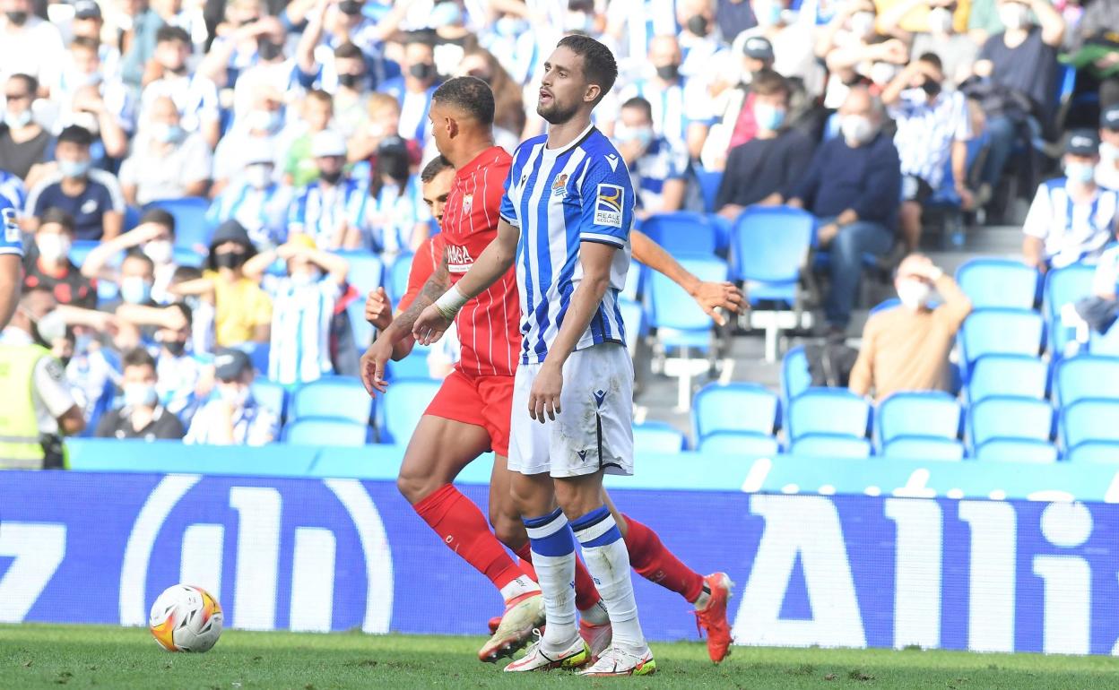 Januzaj aparece junto a los sevillistas Diego Carlos y Jordán en el encuentro disputado en el Reale Arena. 