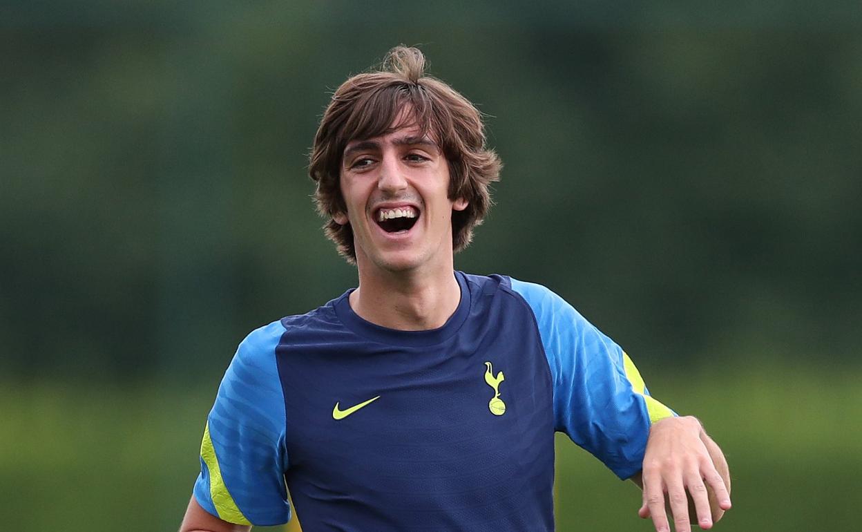 Bryan Gil sonríe en una sesión de entrenamiento con el Tottenham. 