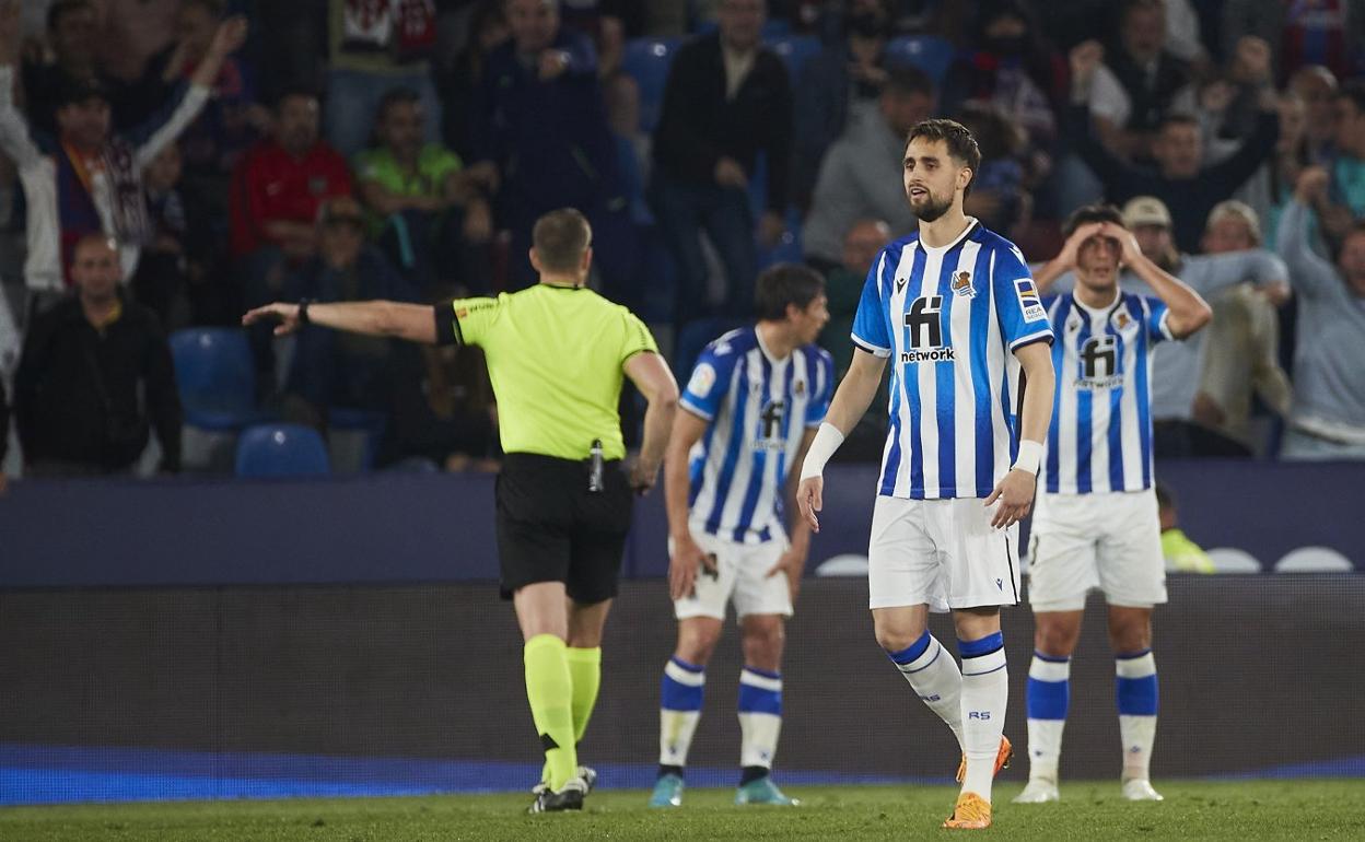 Januzaj, Le Normand y Zubimendi no entienden el penalti. 