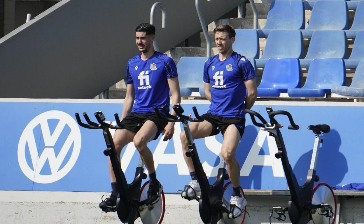 Carlos Fernández y Nacho Monreal pedalean en Zubieta durante un entrenamiento de sus compañeros. 